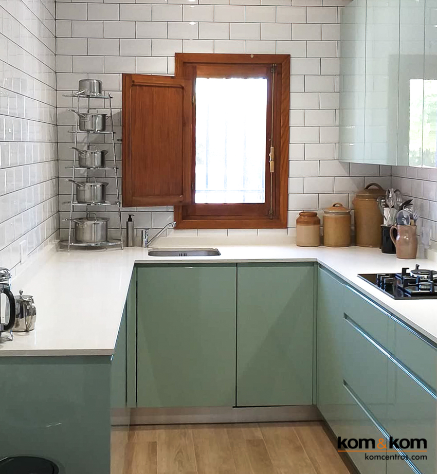 cocina verde aguamarina, azulejo blanco y madera